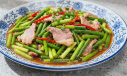 Featured image of post Garlic Sprouts with Pork: Spring Seasonal Home-Style Dish with 3 Secrets for Tender Meat and Garlic Aroma